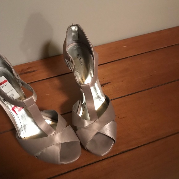 Shoes - Picture 3 of 4